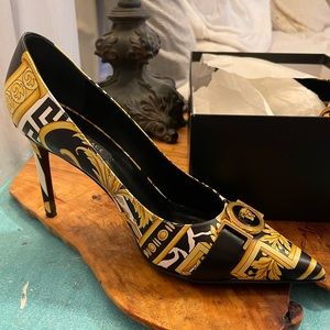 Authenticated Versace Pointed Toe Pumps Blk/Yellw Worn Twice